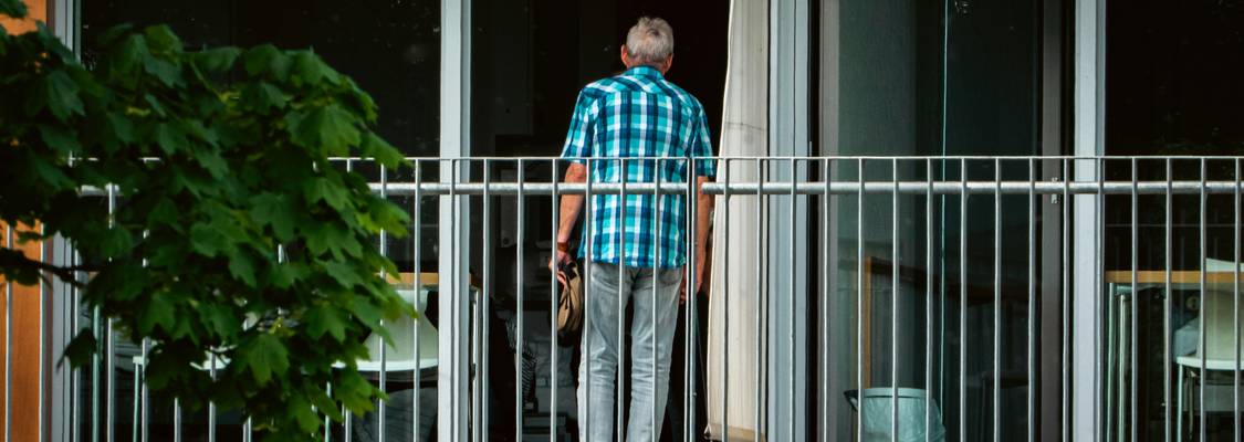 Ohio landlord handing security deposit refund check to tenant after move-out, representing the deposit return timeline