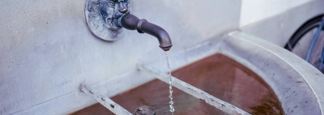 Ohio tenant facing water leak in apartment kitchen, preparing to file rent escrow for unaddressed repairs